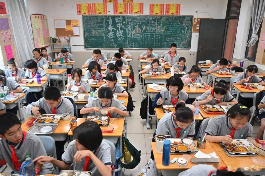 武汉食堂承包，武汉江夏学校食堂将全面建成“互联网+明厨亮灶”