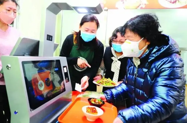 下吃孩子饭桌，上吃社区食堂，天津年轻人“蹭饭”成新潮