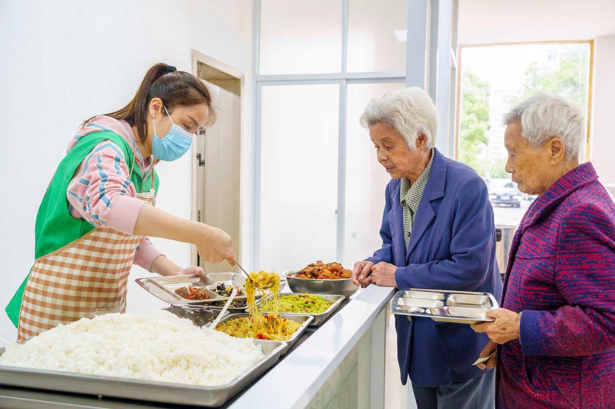 社区食堂大受追捧，年轻人为老年餐桌带来新可能